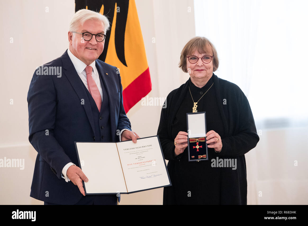 04 décembre 2018, Berlin : Président fédéral Frank-Walter Steinmeier awards l'Ordre du Mérite de la République fédérale d'Allemagne à Rita cuire à partir de Hambourg. Sous la devise 'besoins futurs en souvenir, Président fédéral Steinmeier a rendu hommage à un total de 14 femmes et 14 hommes pour leur engagement exceptionnel pour la culture de la mémoire et le souvenir en Allemagne avec l'Ordre du mérite à l'occasion de la journée de bureau honoraire. Photo : Bernd von Jutrczenka/dpa Banque D'Images