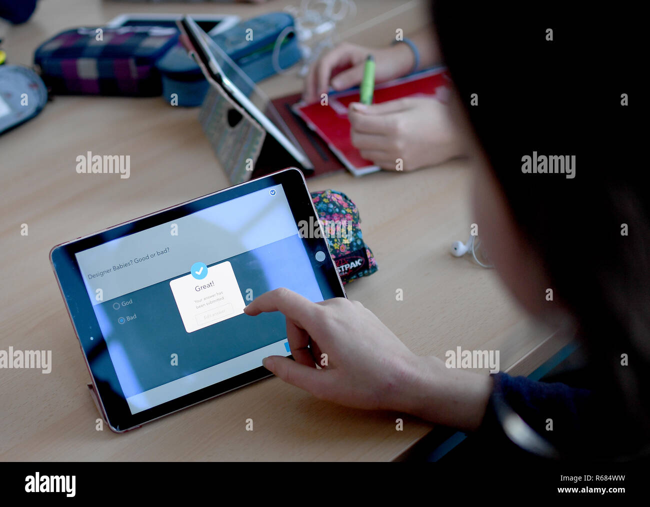 28 novembre 2018, Berlin, Neustrelitz : un étudiant de gymnase Carolinum fonctionne avec un iPad en cours d'anglais. Photo : Britta Pedersen/dpa-Zentralbild/ZB Banque D'Images