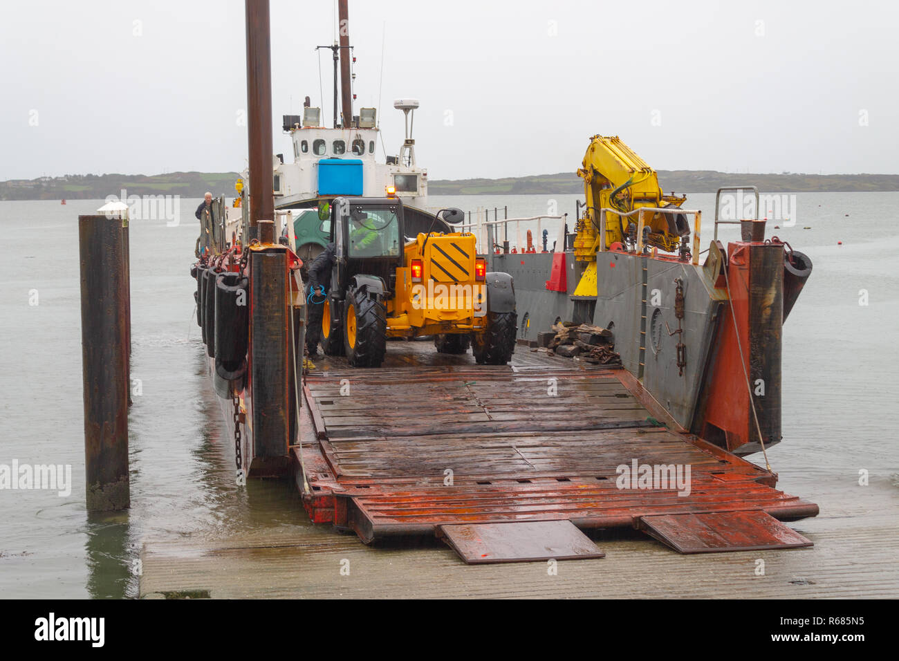 Baltimore, West Cork, Irlande, le 04 décembre 2018. Baltimore feuillet a été l'endroit d'atterrissage pour la location annuelle de Cape Clear island dépose aujourd'hui. Le MV Sabrina un ex de débarquement de la Marine royale britannique était plein d'épaves de l'île pour le recyclage. Les voitures sont effacées de l'île car ils sont soit en panne ou d'accident de dommages aux véhicules qui ne valent pas la récupération de la terre ferme à l'époque. Credit : aphperspective/Alamy Live News Banque D'Images