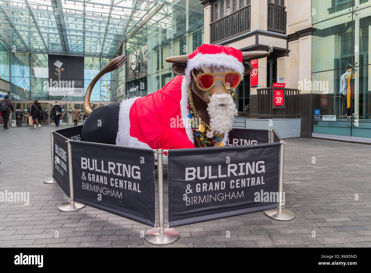 Birmingham, UK. 4 décembre 2018. Le célèbre taureau en laiton à Birmingham centre commercial Bull Ring est déguisé en Père Noël Hip Hop pour la période des fêtes. Credit : Nick Maslen/Alamy Live News Banque D'Images