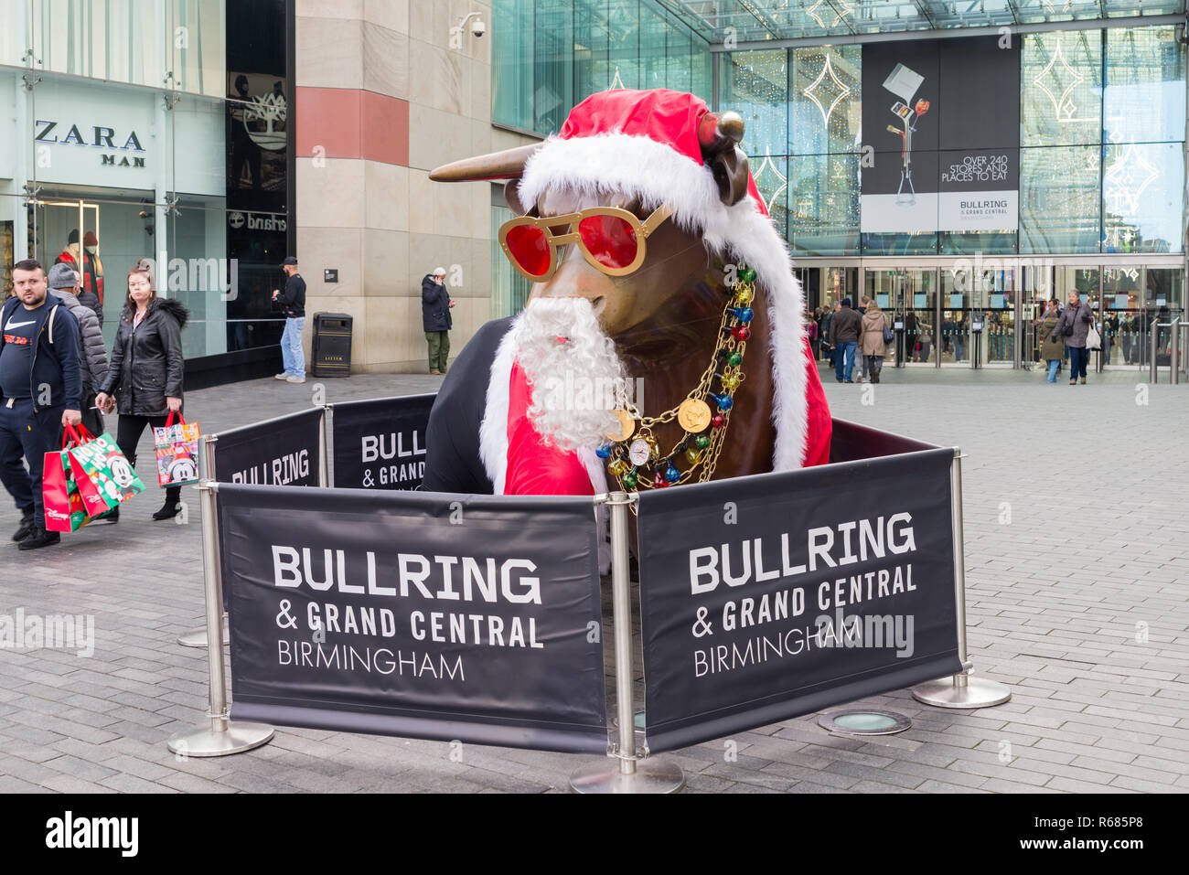Birmingham, UK. 4 décembre 2018. Le célèbre taureau en laiton à Birmingham centre commercial Bull Ring est déguisé en Père Noël Hip Hop pour la période des fêtes. Credit : Nick Maslen/Alamy Live News Banque D'Images