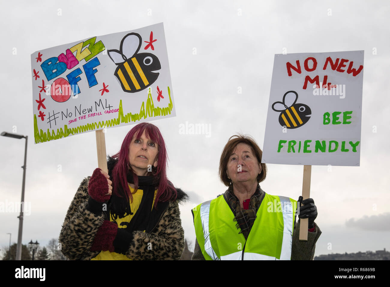 Cardiff, Pays de Galles, Royaume-Uni, 4 décembre 2018. Les manifestants lors d'une manifestation devant l'Assemblée nationale du Pays de Galles Senedd bâtiment dans la baie de Cardiff contre les Gallois Gouvernement prévoyait un allégement M4 la route à travers les niveaux à Newport Gwent. Credit : Mark Hawkins/Alamy Live News Banque D'Images