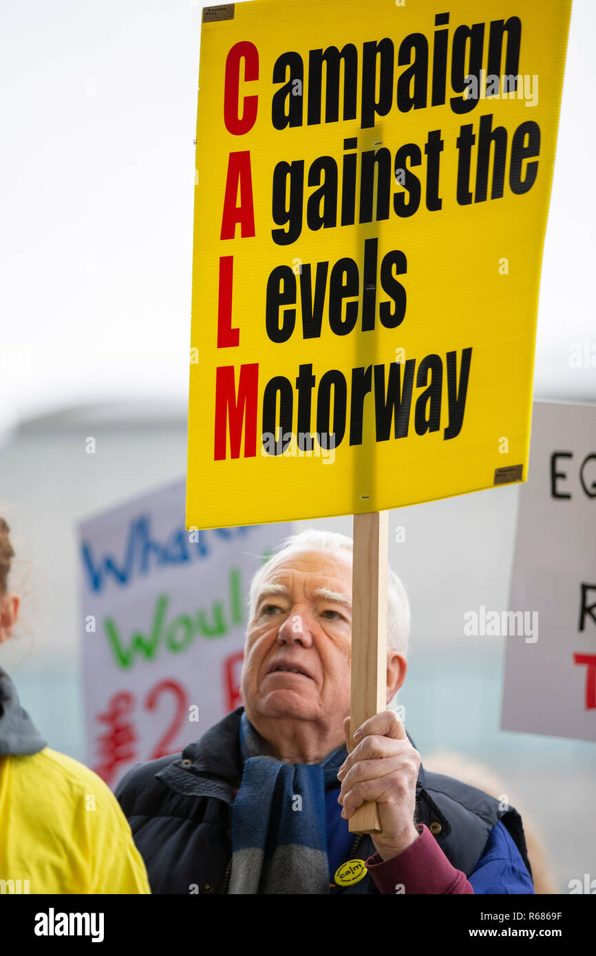 Cardiff, Pays de Galles, Royaume-Uni, 4 décembre 2018. Les manifestants lors d'une manifestation devant l'Assemblée nationale du Pays de Galles Senedd bâtiment dans la baie de Cardiff contre les Gallois Gouvernement prévoyait un allégement M4 la route à travers les niveaux à Newport Gwent. Credit : Mark Hawkins/Alamy Live News Banque D'Images