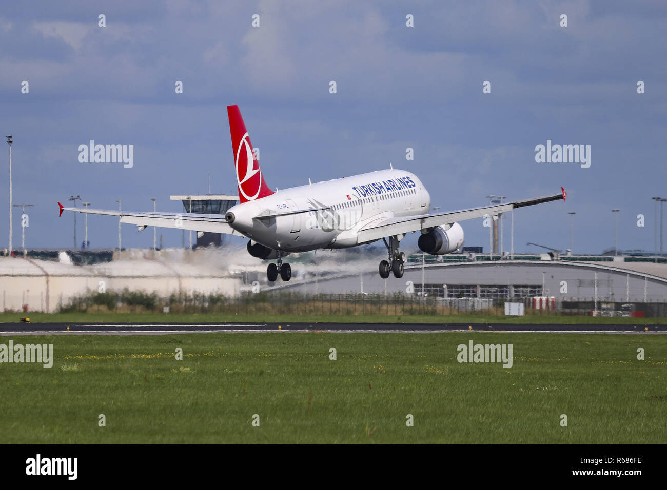 Aux Pays-Bas. Août 30, 2018. Turkish Airlines Airbus A320-200 vu l'atterrissage à l'aéroport international Schiphol d'Amsterdam aux Pays-Bas sur une journée ensoleillée. L'avion est un Airbus A320-232, équipés de deux moteurs V2500, avec l'inscription TC-JPL et nom de l'avion Goreme. Turkish Airlines TK relie Amsterdam AMS/EHAM à Istanbul IST LTBA AtatÃ¼rk/de l'aéroport Istanbul Sabiha et kçen¶GÃ VU/LTFJ en Turquie. Crédit : Nicolas Economou SOPA/Images/ZUMA/Alamy Fil Live News Banque D'Images