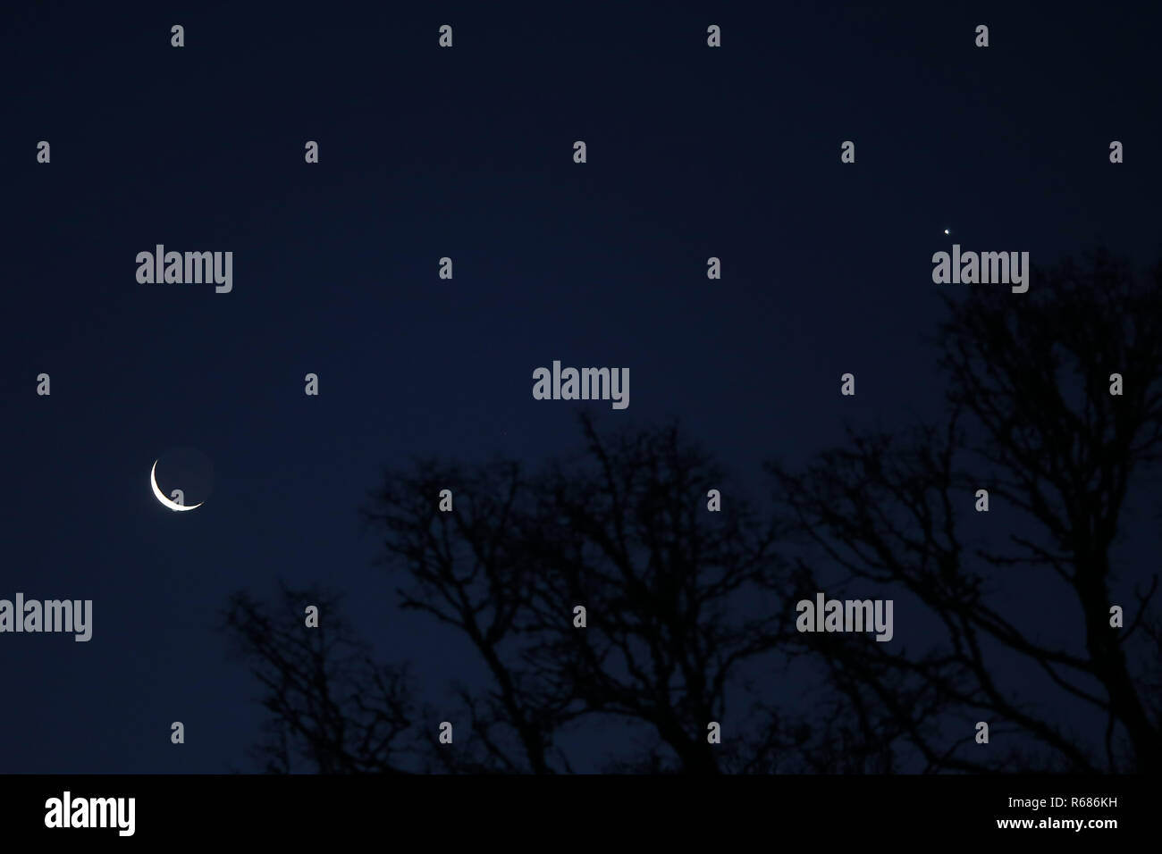 Pitlochry, Royaume-Uni. 4 décembre 2018. Météo. Un dernier croissant de lune et la planète Vénus, vu dans un ciel aube claire dans le Perthshire, Écosse.Credit : Allan Milligan/Alamy Live News Banque D'Images