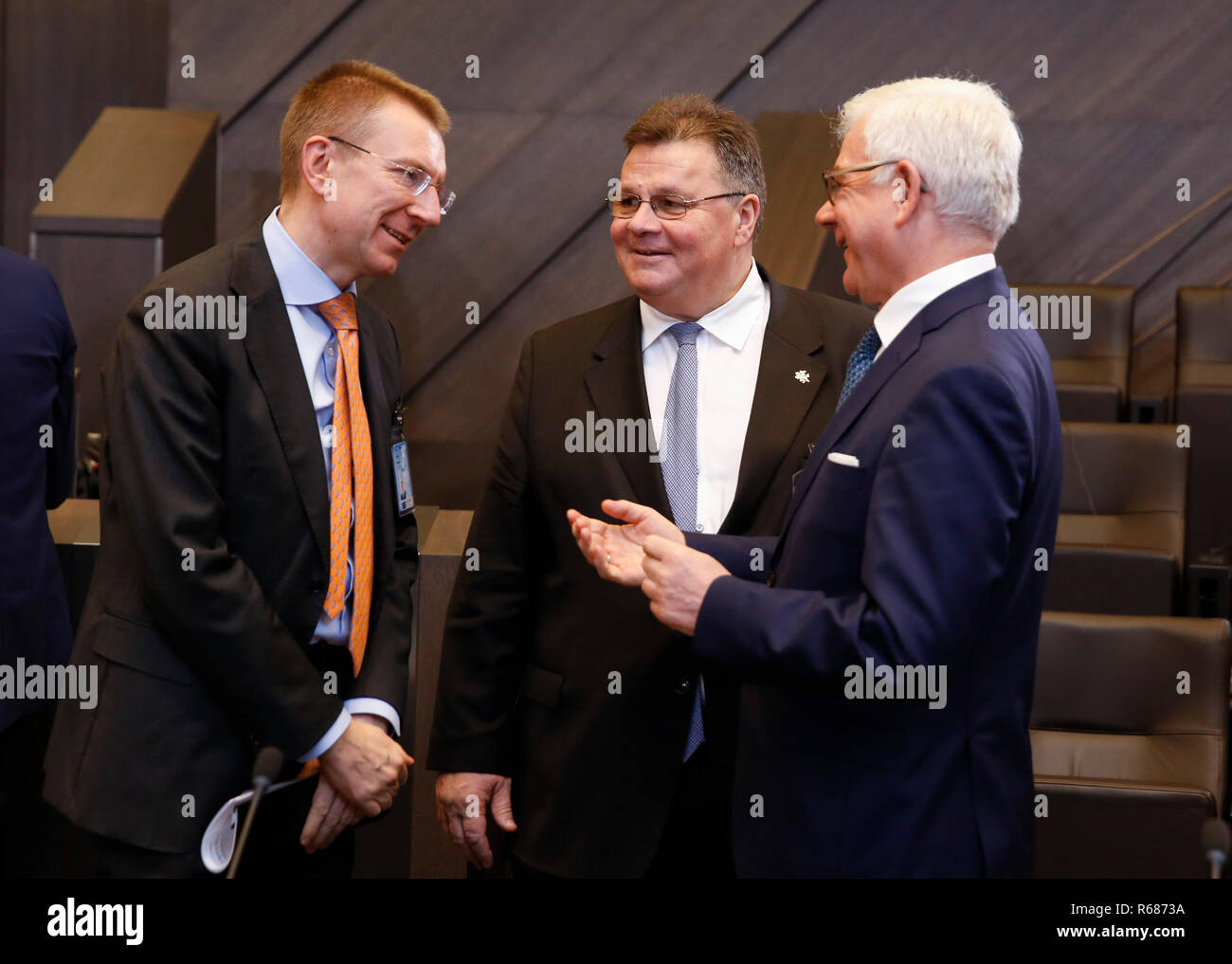 Bruxelles, Belgique. 9Th Jul 2018. Le ministre des Affaires étrangères letton Edgars RINKEVICS, Ministre des affaires étrangères lituanien Linas Linkevicius et le ministre des Affaires étrangères polonais Jacek Czaputowicz (de G à D) parler au cours d'une session de la réunion des ministres des affaires étrangères de l'OTAN avec leurs homologues géorgiens et ukrainiens à Bruxelles, Belgique, le 4 décembre 2018. Credit : Ye Pingfan/Xinhua/Alamy Live News Banque D'Images