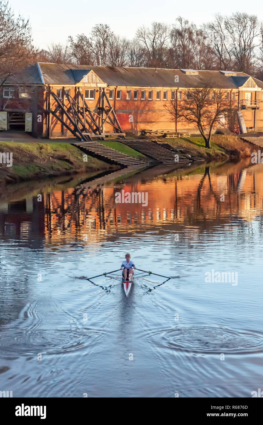 Glasgow, Ecosse, Royaume-Uni. 4 Décembre, 2018. Météo britannique. Un rameur masculin de la formation sur une rivière calme Clyde lors d'une froide, après-midi ensoleillé. Credit : Skully/Alamy Live News Banque D'Images