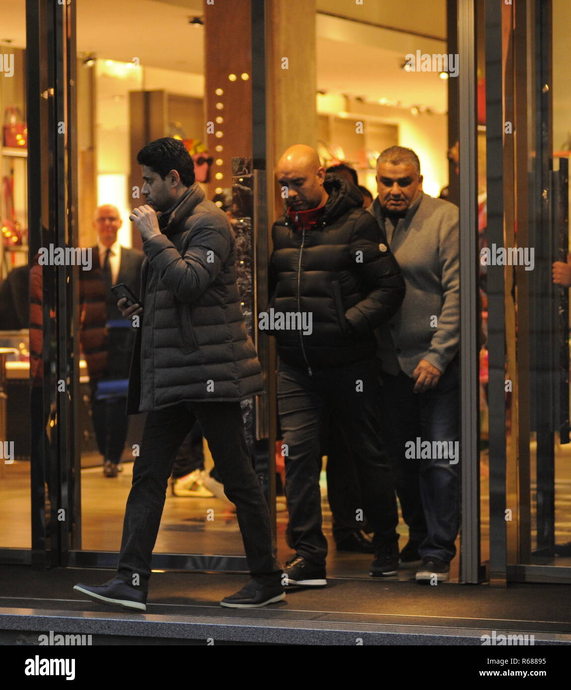 Milan, Nasser Al Khelaifi centre commercial avec 6 gardes du corps à remorquer le président du PSG, champion du championnat de France, Nasser AL KHELAIFI, arrive au centre-ville entouré de 6 gardes du corps pour faire quelques courses. Ici il marche dans la Via Montenapoleone, regardé dans la vue par ses hommes de sécurité habillés en civil afin de ne pas attirer l'attention, puis Nasser AL KHELAIFI décide d'entrer dans les boutiques de la 'GUCCI' puis de 'ARMANI', avant de disparaître d'une sortie secondaire pour éviter les photographes. Banque D'Images