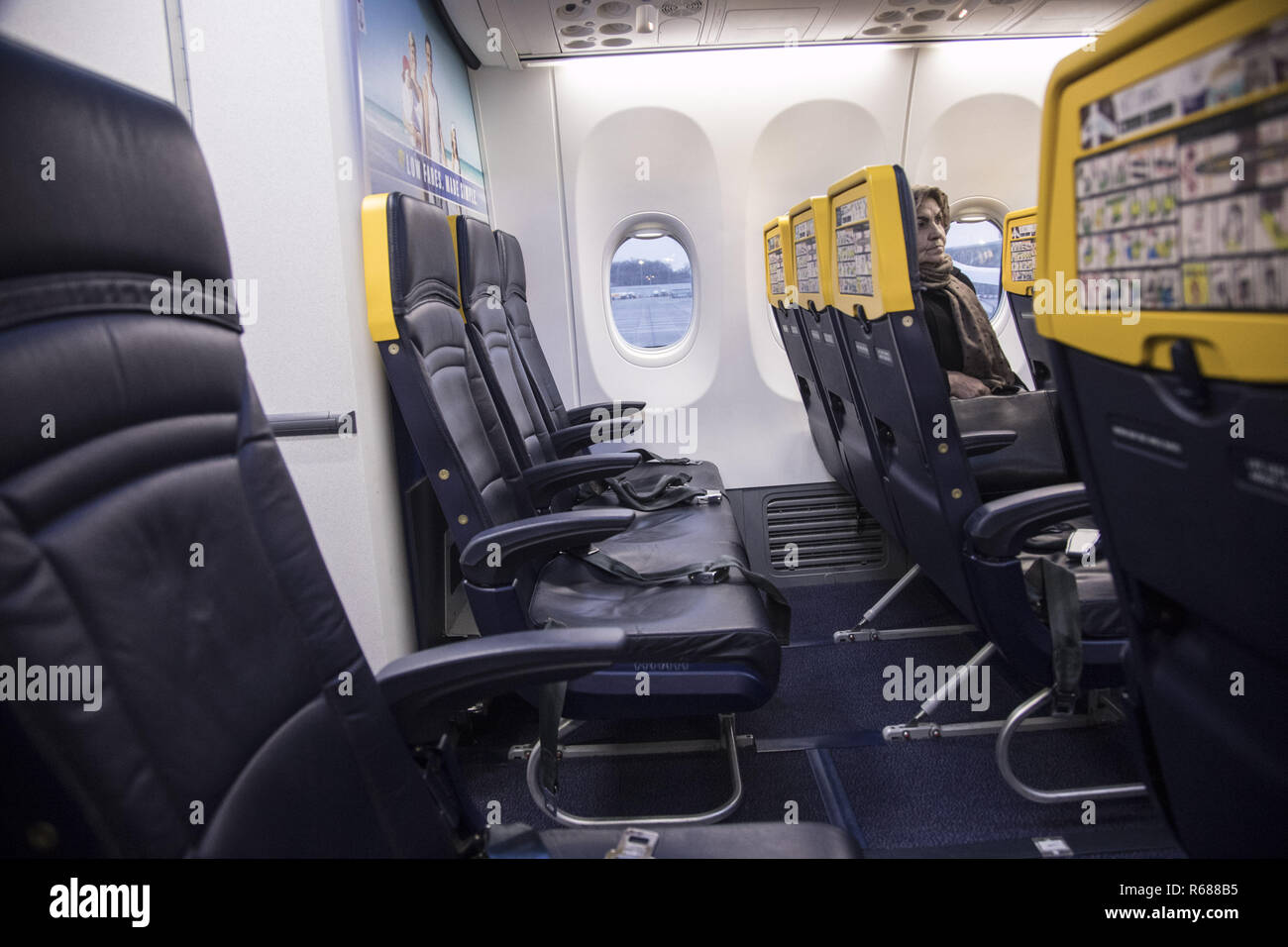 1 décembre 2018 - Royaume-Uni - le nouveau Boeing Sky Interior cabin de Ryanair. l'avion est un Boeing 737-800 spécifiquement un Boeing 737 Next Gen ou 737-8COMME(WL) avec l'inscription EI-FZL. Ryanair est un transporteur à faibles coûts basée à l'aéroport de Dublin, Irlande. (Crédit Image : © Nicolas Economou/SOPA des images à l'aide de Zuma sur le fil) Banque D'Images