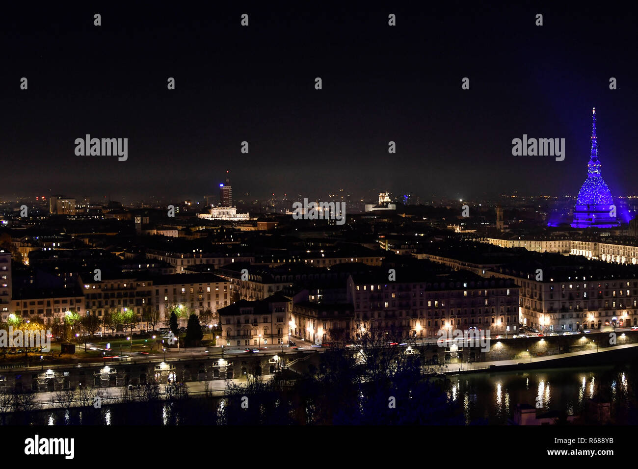 Milan, Italie. 08Th Nov, 2018. Turin. Mole Antonelliana avec l'éclairage de Noël dans l'image : Crédit : agence photo indépendante/Alamy Live News Banque D'Images