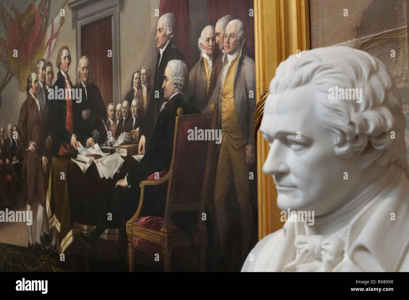 Washington DC, USA. 4 Décembre, 2018. Une statue d'Alexander Hamilton et de la peinture de John Trumbull de la signature de la Déclaration d'indépendance dans la rotonde de l'United States Capitol. Photo par Dennis Brack Crédit : Dennis Brack/Alamy Live News Banque D'Images