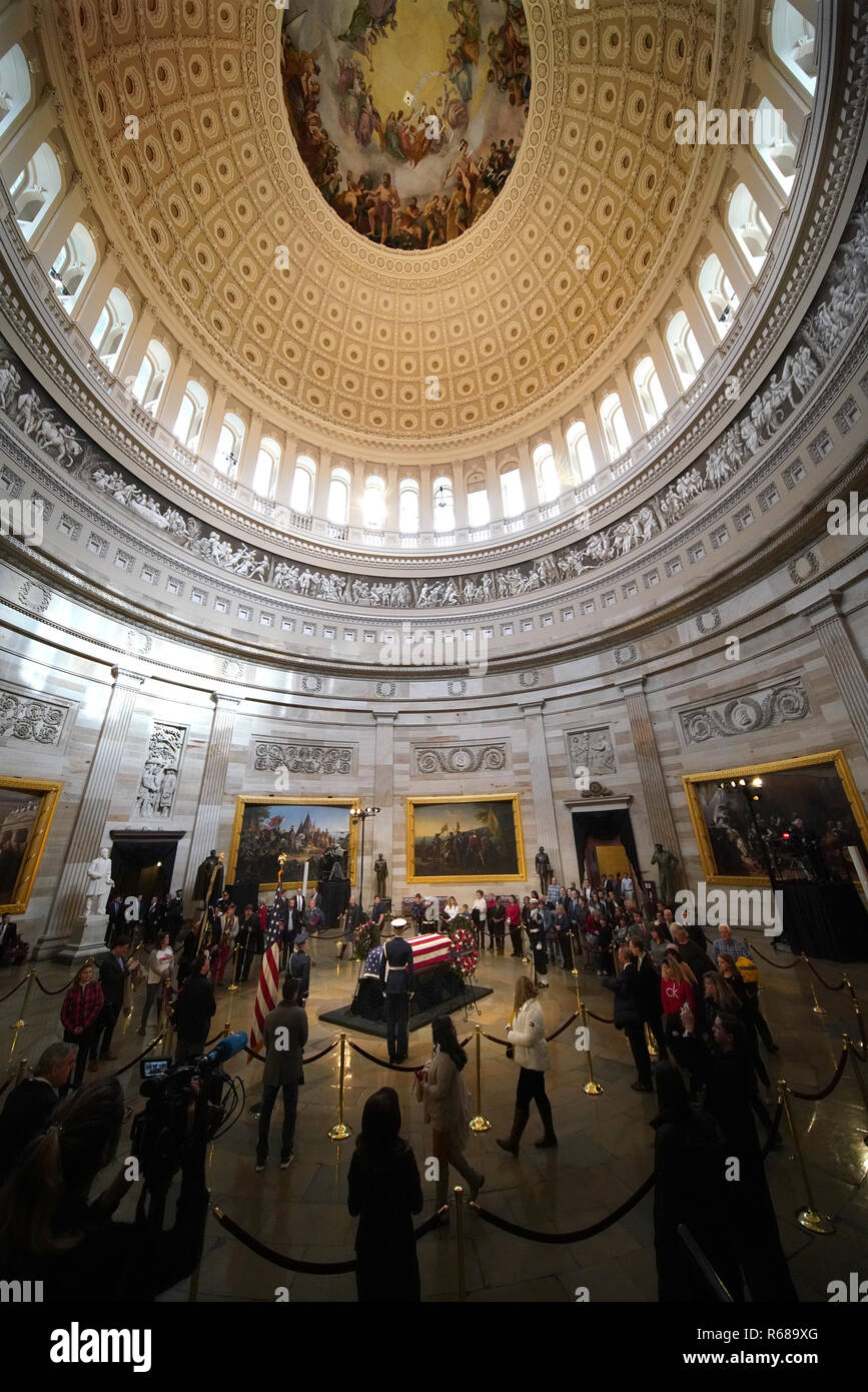 Washington DC, USA. 4 Décembre, 2018. Les gens leur respect à payng Président H.W. Bush dans la rotonde de l'United States Capitol. Photo par Dennis Brack Crédit : Dennis Brack/Alamy Live News Banque D'Images