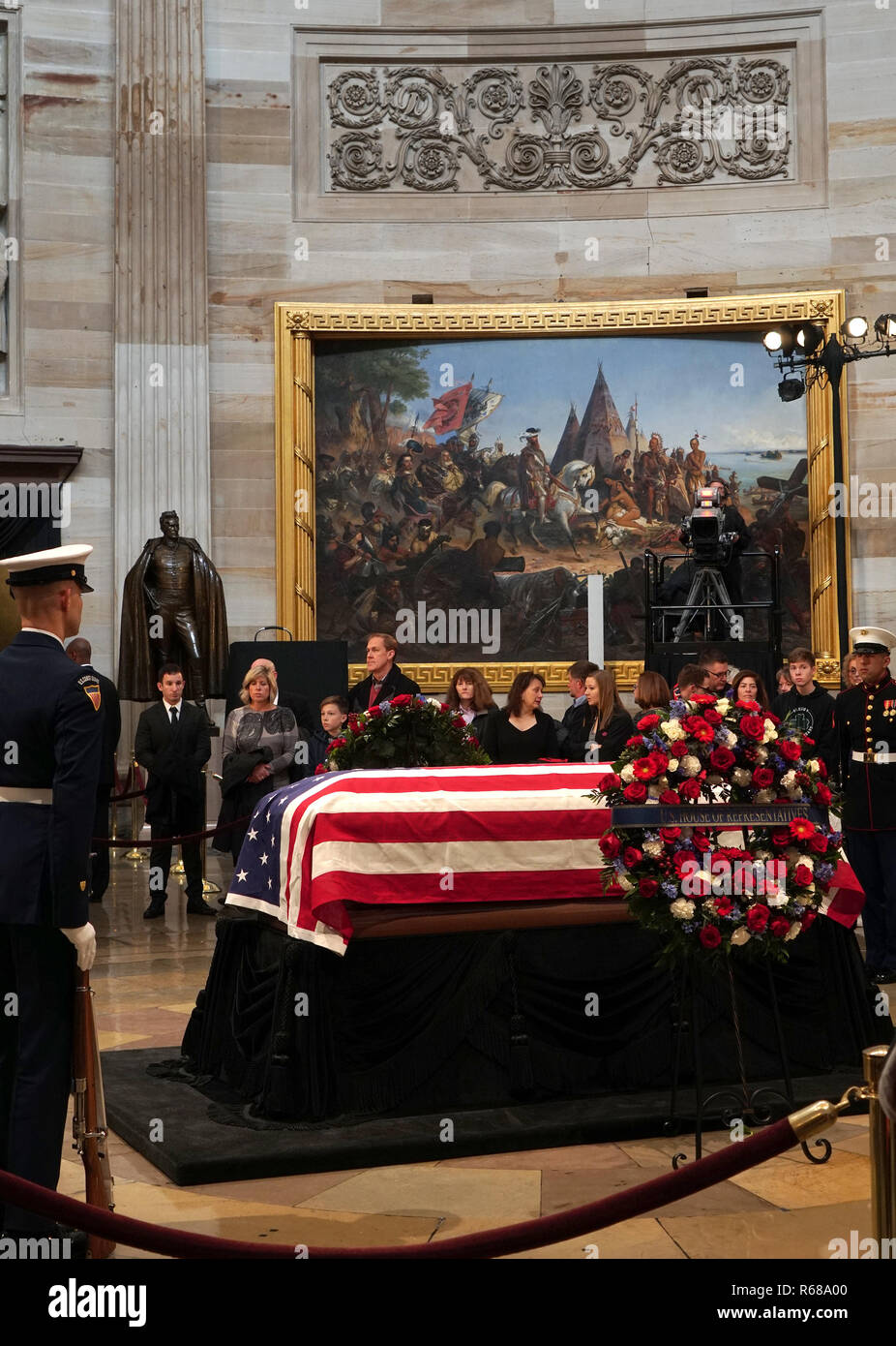 Washington DC, USA. 4 Décembre, 2018. Les gens leur respect à payng Président H.W. Bush dans la rotonde de l'United States Capitol. Photo par Dennis Brack Crédit : Dennis Brack/Alamy Live News Banque D'Images