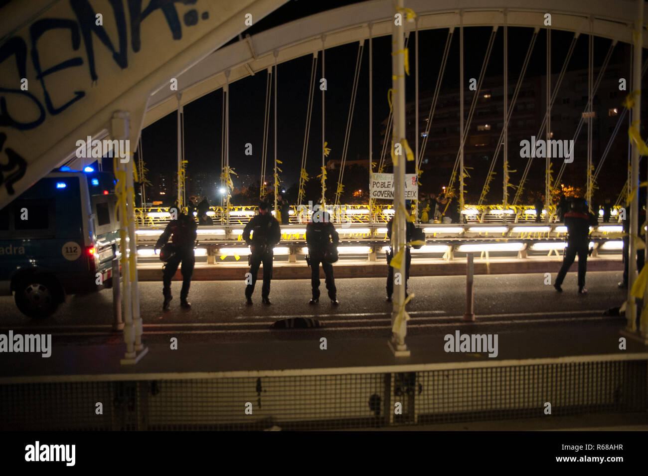 Barcelone, Espagne. 4 Décembre, 2018. Une centaine de personnes sont venus à un lien de liens massif jaune pour réclamer la liberté des prisonniers politiques. La loi a remplacé la police anti-émeute en raison de la recrudescence de la violence par des groupes violents liés à l'extrême droite. Charlie Perez/Alamy Live News Banque D'Images