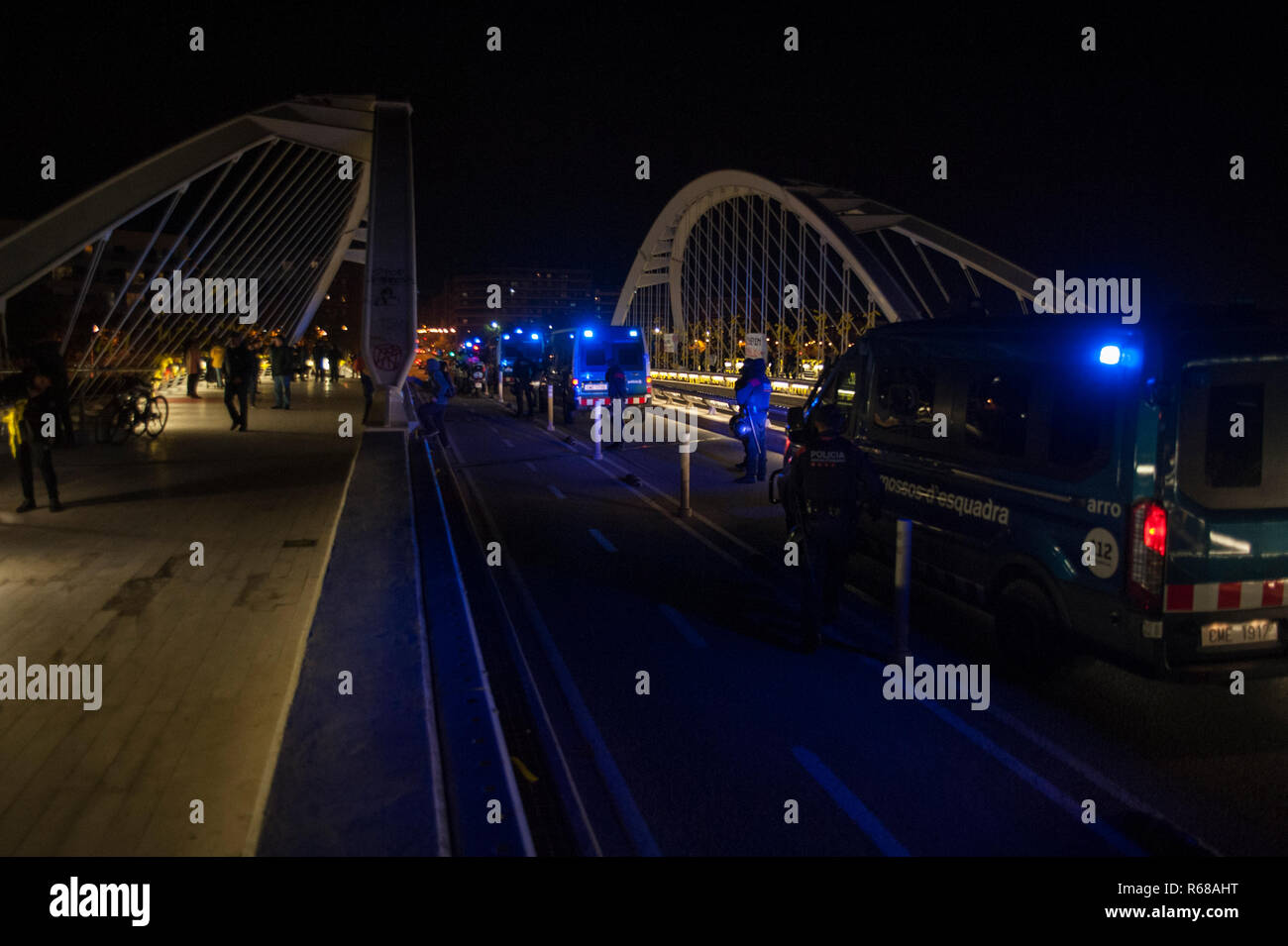 Barcelone, Espagne. 4 Décembre, 2018. Une centaine de personnes sont venus à un lien de liens massif jaune pour réclamer la liberté des prisonniers politiques. La loi a remplacé la police anti-émeute en raison de la recrudescence de la violence par des groupes violents liés à l'extrême droite. Charlie Perez/Alamy Live News Banque D'Images