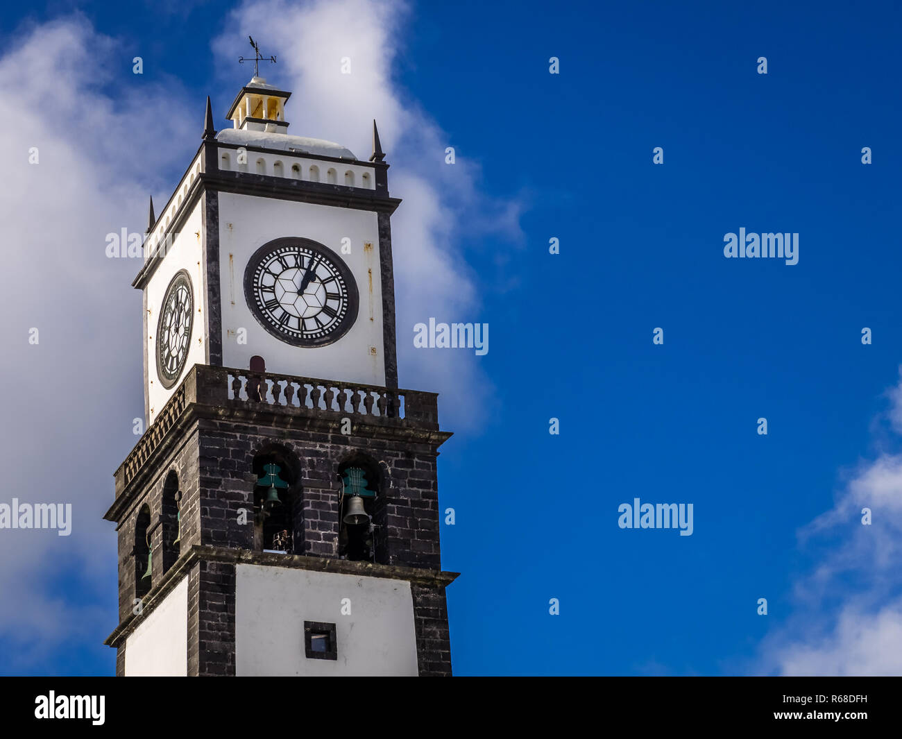 Tour de l'horloge de l'église de San Sebastian Banque D'Images