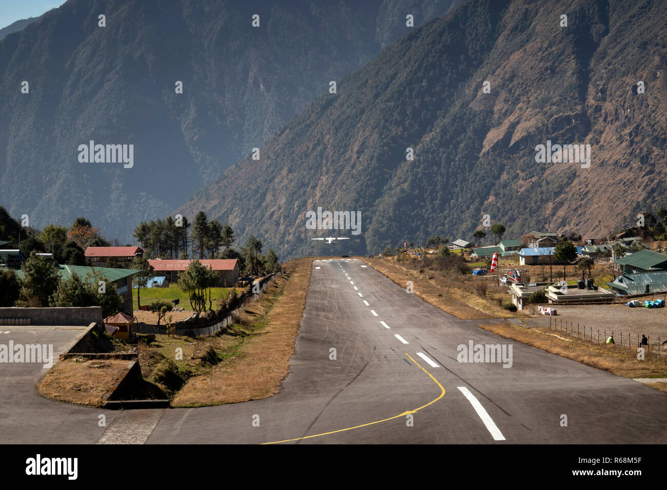 L'aéroport de Lukla, Népal, Tara Air, Dornier 228-212 avions qui décollent de la piste à haute altitude Banque D'Images