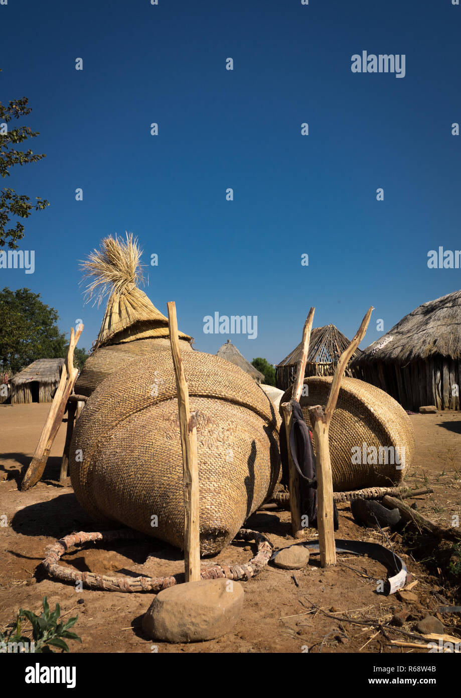 De grands paniers utilisés pour stocker le maïs, la province de Huila, Chibia, Angola Banque D'Images