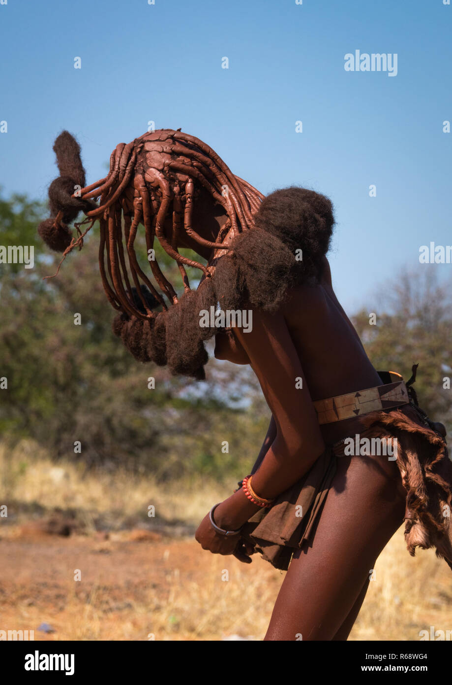 Tribu Himba jeune femme dansant, province de Cunene, Oncocua, Angola Banque D'Images