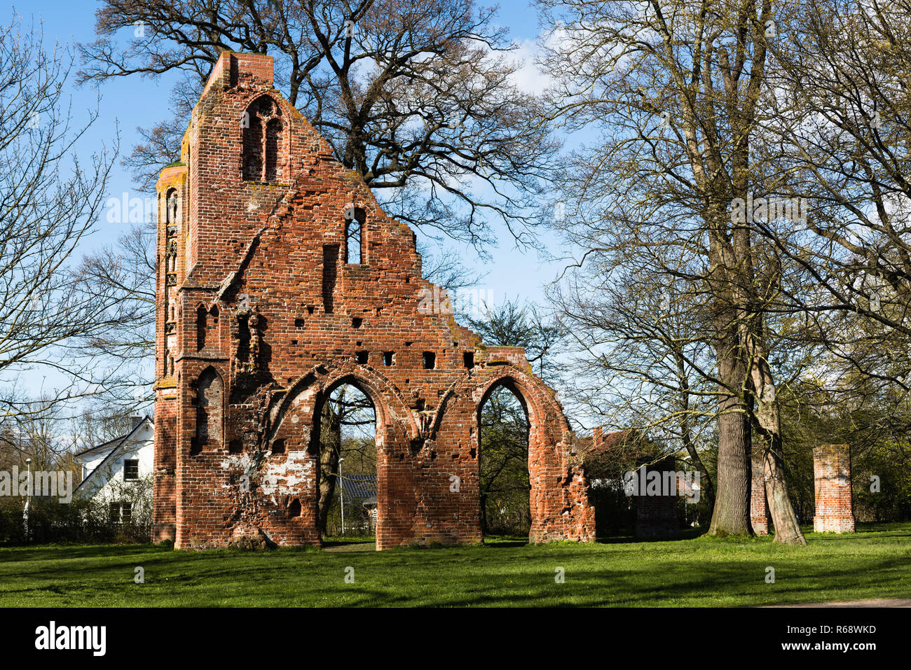 Monastère historique Eldena ruine à Greifswald, Allemagne. Banque D'Images