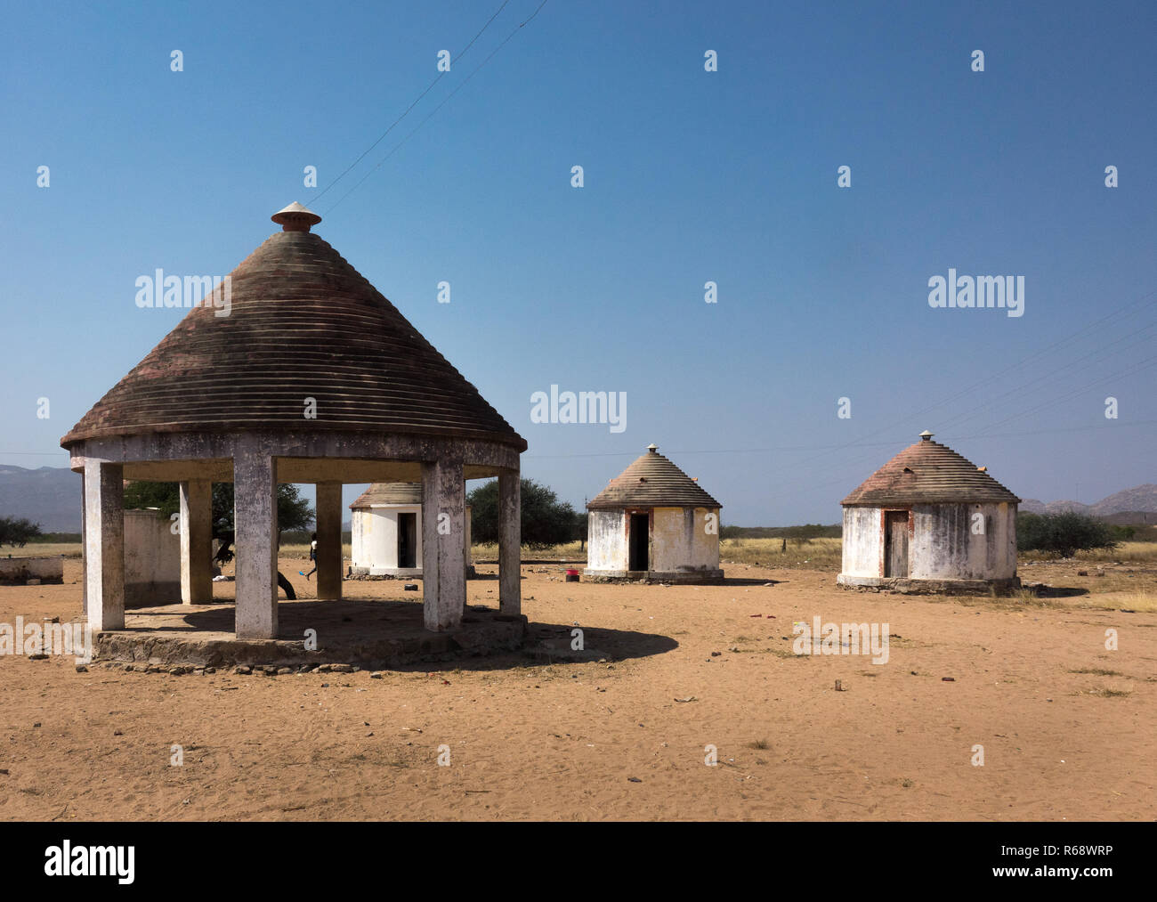 Village construit par les portugais avec maisons circulaires, province de Namibe, Angola, Caraculo Banque D'Images