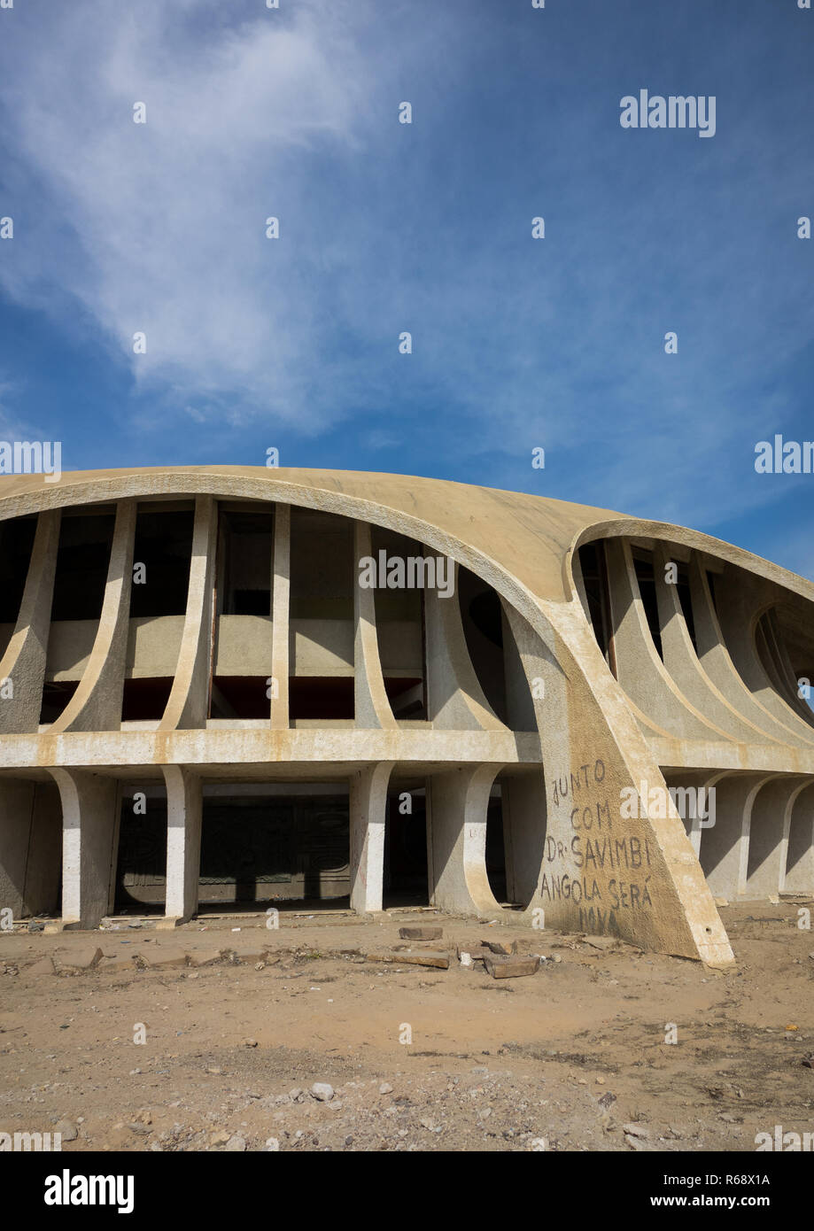 Cine Estudio, un cinéma abandonné de l'ère coloniale portugaise, la province de Namibe, Namibe, Angola Banque D'Images