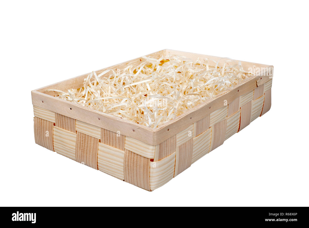 Boîte en bois pour cadeau écologique rempli de papier blanc râpé décoration/paille. Isolé sur blanc. Banque D'Images