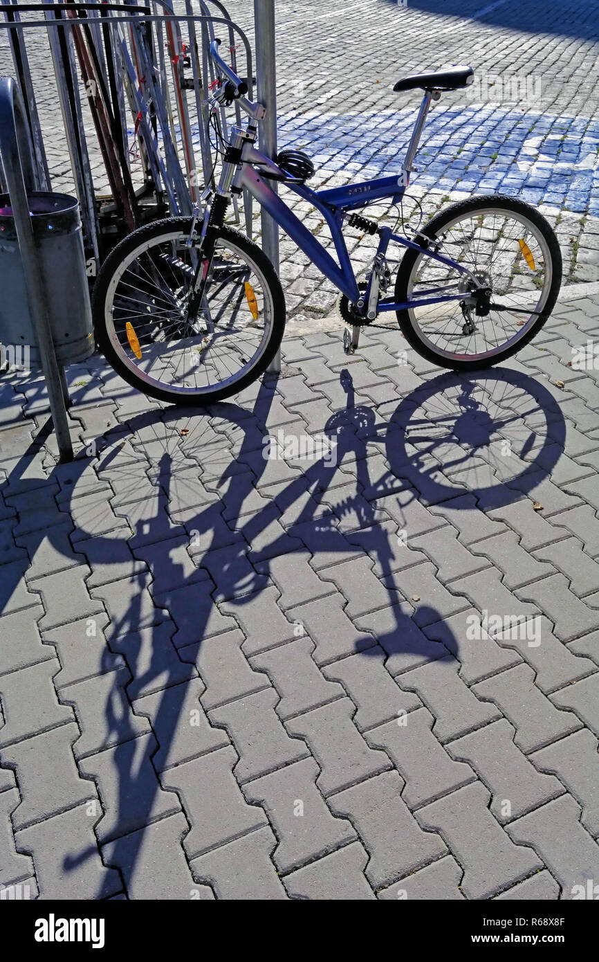 Un vélo garé et son ombre dans une rue de Sofia, la capitale de la Bulgarie Banque D'Images