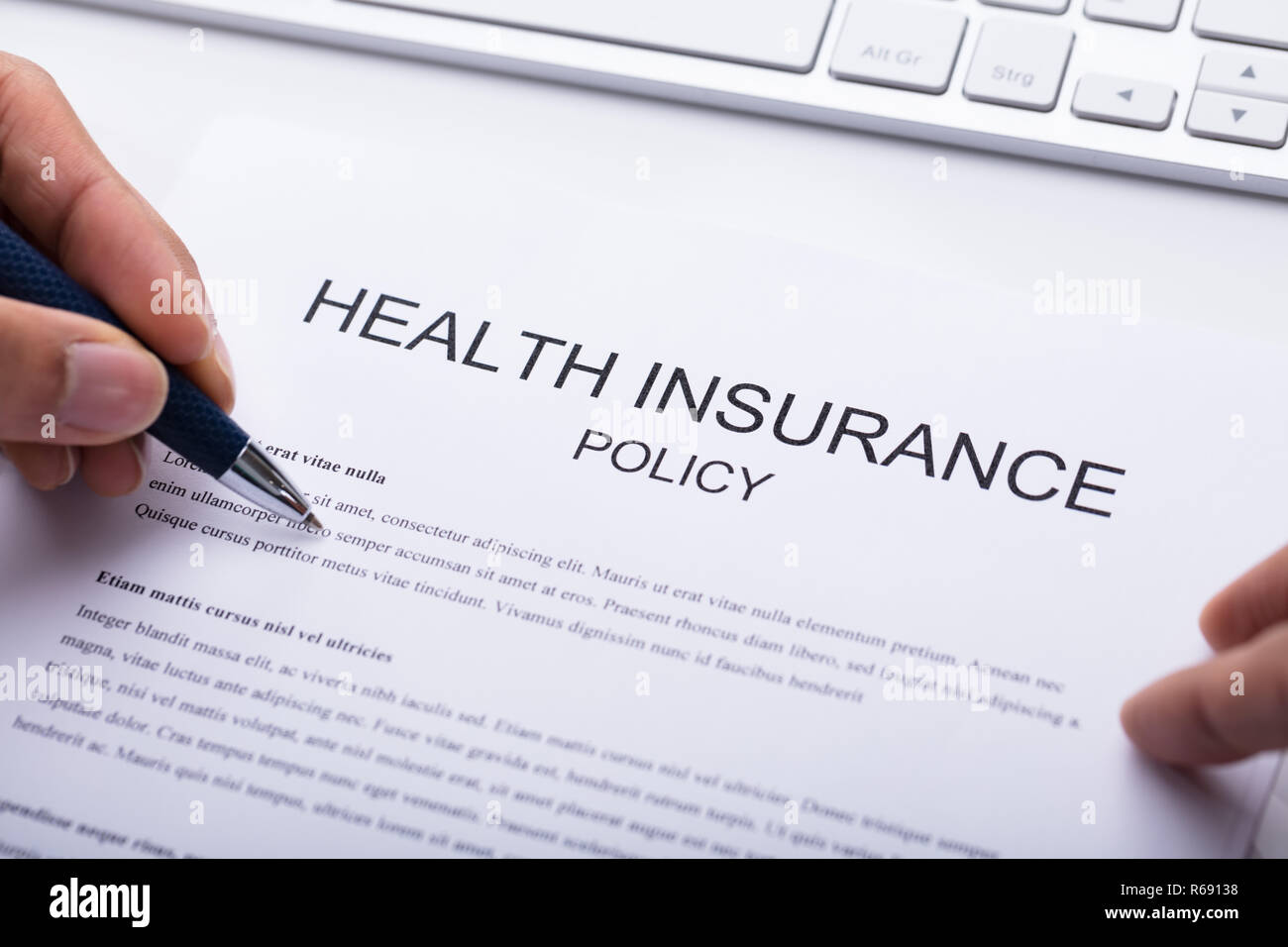 Personne chargée de remplir le formulaire d'Assurance Santé Banque D'Images