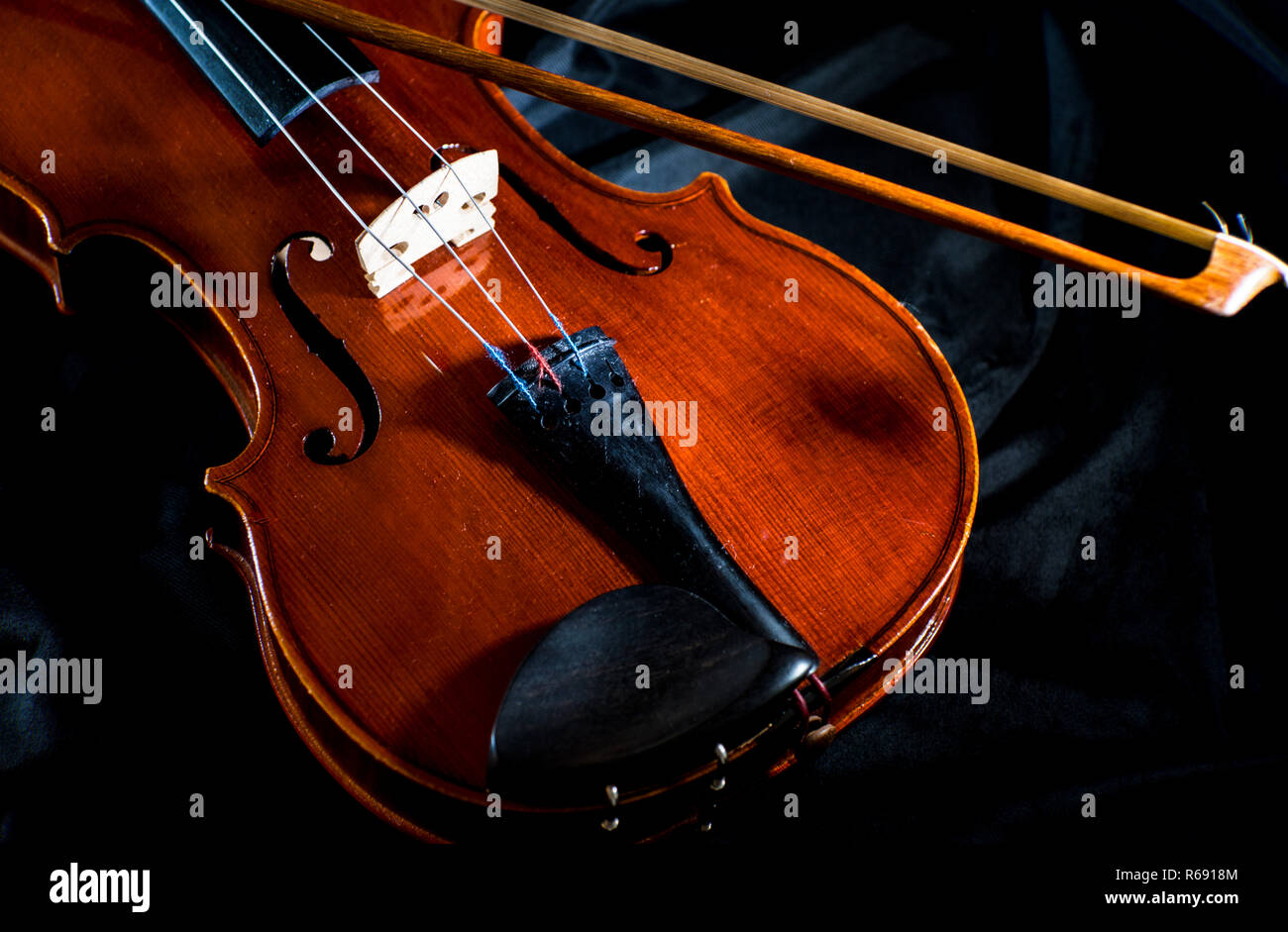 Vintage brown avec violon violon arc sur un tissu noir background, Close up, still life Banque D'Images