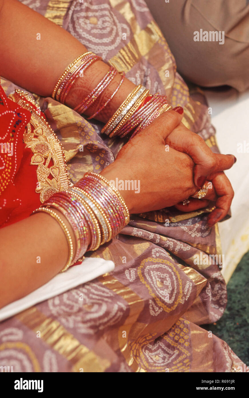 Mariée portant des bracelets de diamant, Inde, Asie Banque D'Images