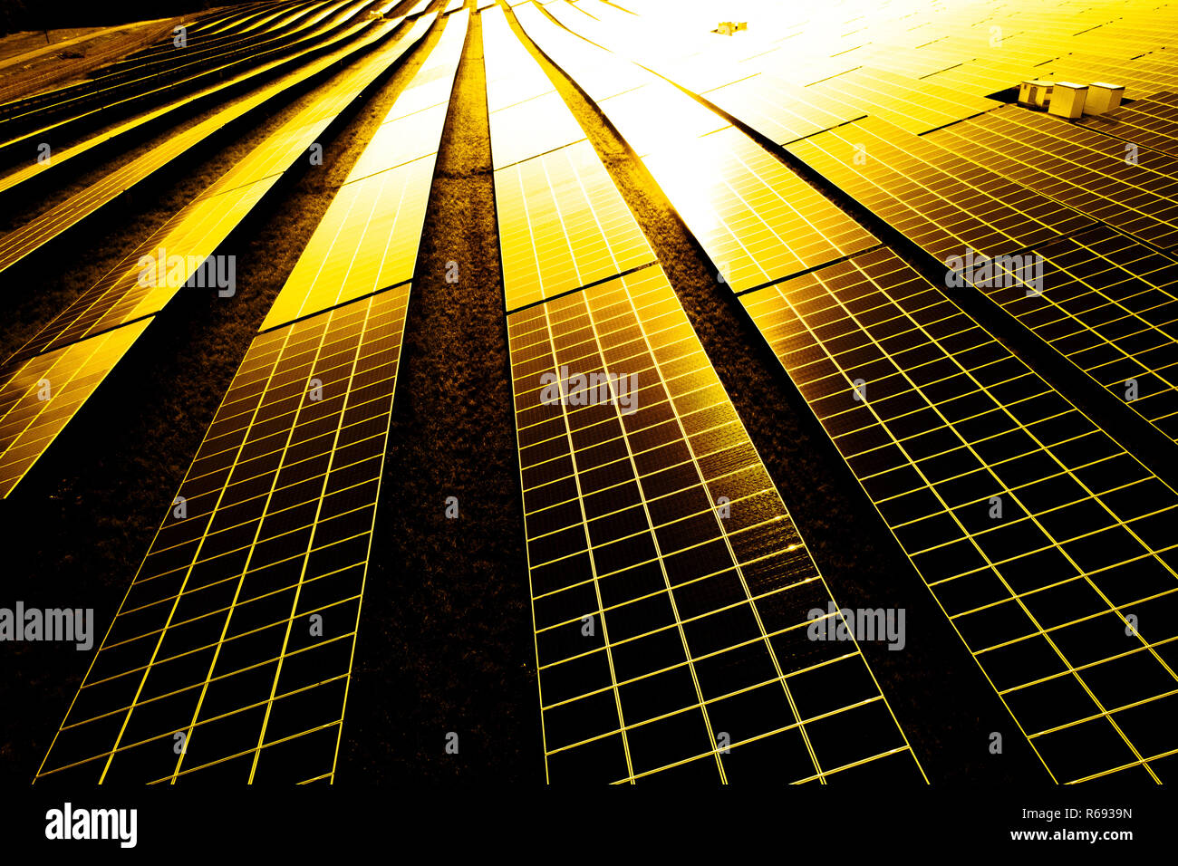 Installation photovoltaïque au coucher du soleil Banque D'Images