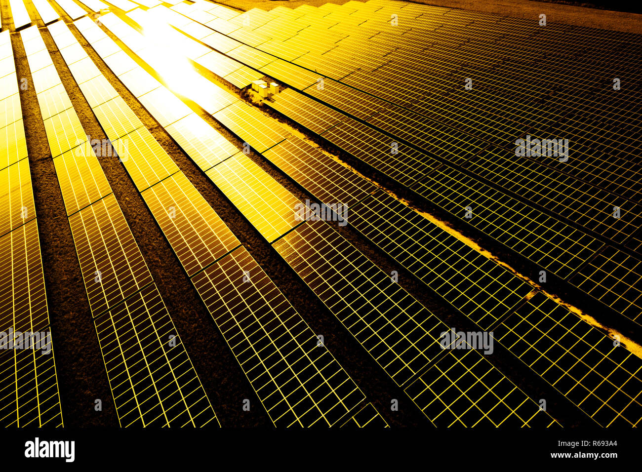 Vue aérienne d'une centrale photovoltaïque au coucher du soleil Banque D'Images