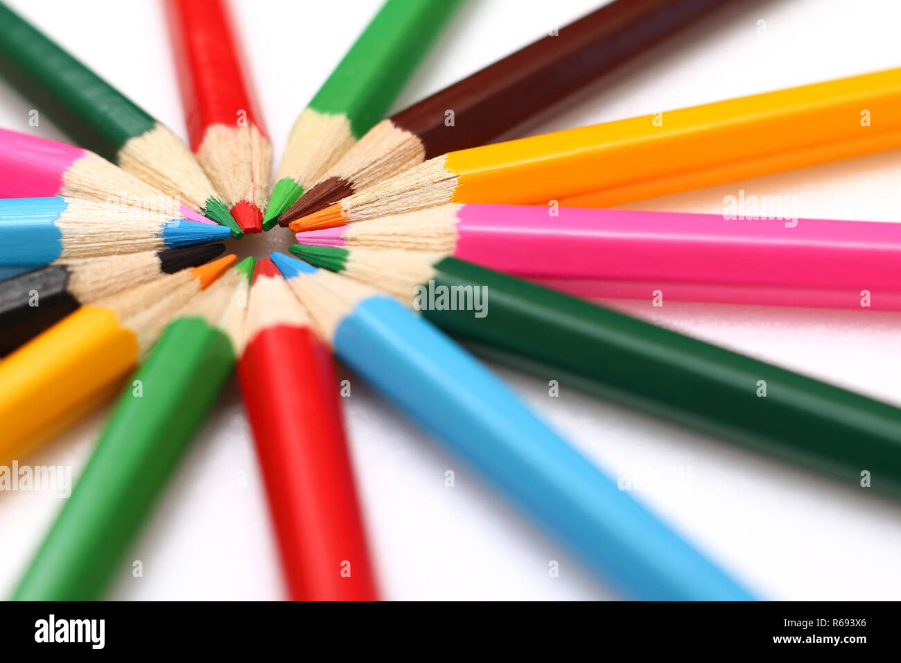 Crayons de couleur empilés dans la forme du soleil Banque D'Images