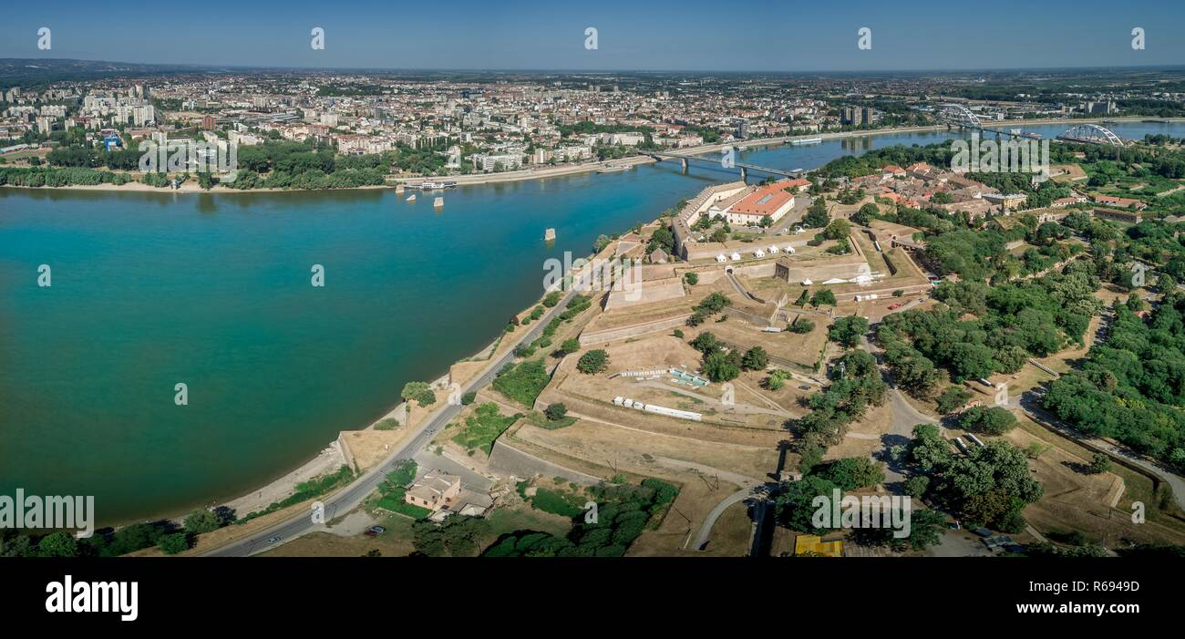 Vue aérienne de la forteresse de Petrovaradin Novi Sad à partir de l'Autriche à la Serbie turque fois ex-Yougoslavie le long du Danube Banque D'Images