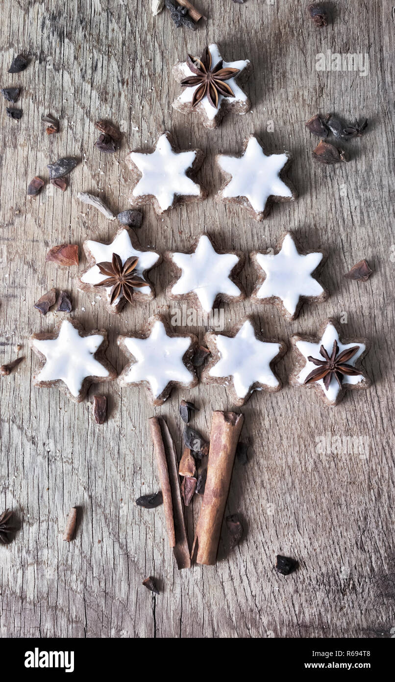 Arbre de Noël blanc formé avec les cookies et d'épices sur une planche Banque D'Images