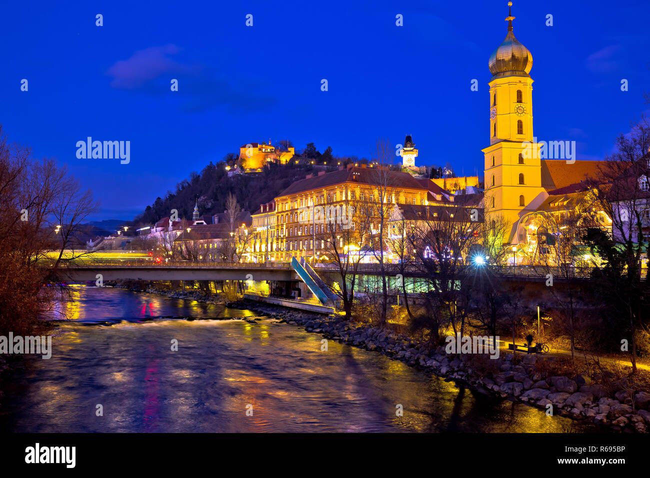 Rivière Mur et Graz cityscape soir voir Banque D'Images