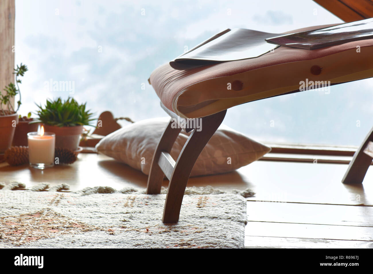Salle de pause avec chaise, plantes et bougie devant des volets du verre dans un cottagebreak montagne chalet de montagne en chambre Banque D'Images