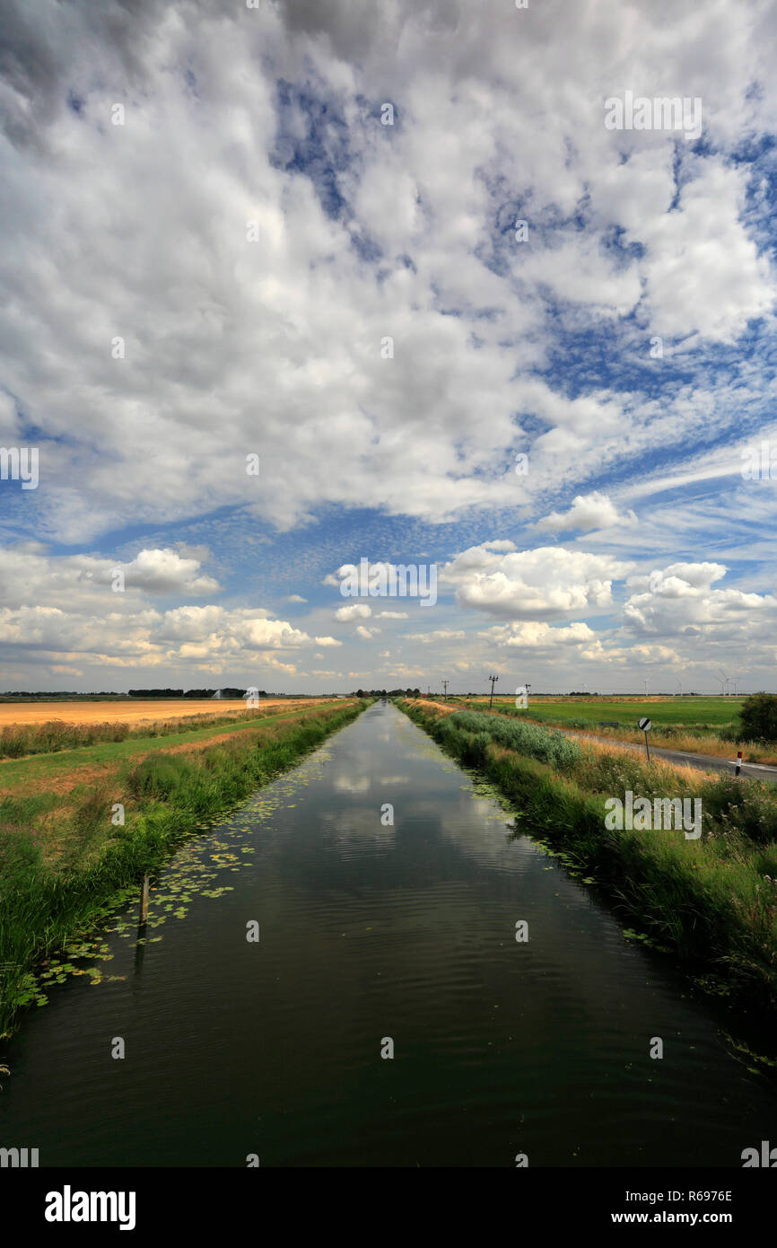 L'été ; Bevills Leam égoutter ; Pondersbridge ; village ; Fenland Cambridgeshire ; Angleterre ; UK Banque D'Images