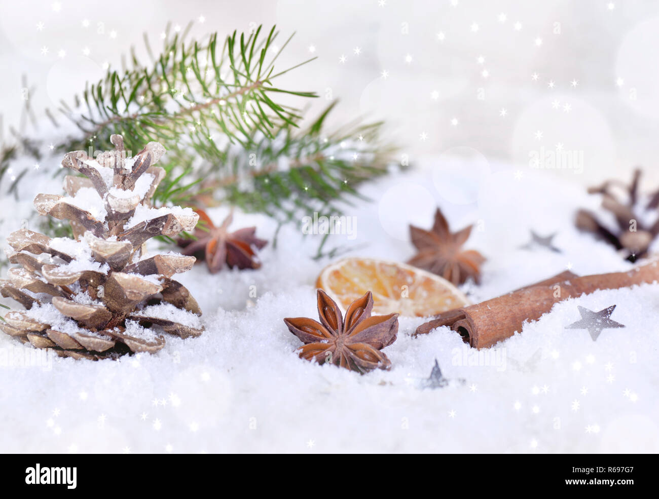 Étoile d'anis et de la cannelle sur la neige et dans la décoration de Noël et d'hiver Banque D'Images