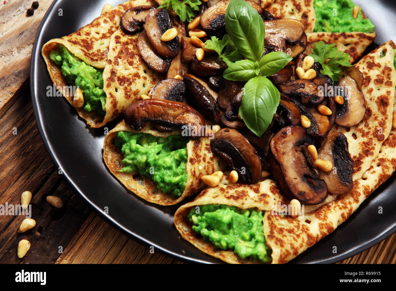 Des plats salés et les épinards champignons crêpes avec du fromage et de l'avocat Banque D'Images