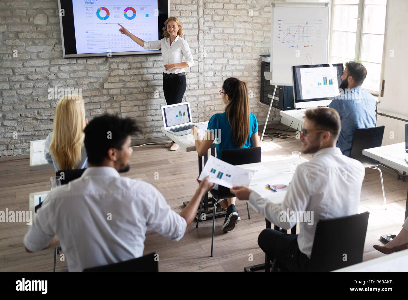 Groupe de gens heureux succès logiciel d'apprentissage de l'ingénierie et au cours de la présentation Banque D'Images