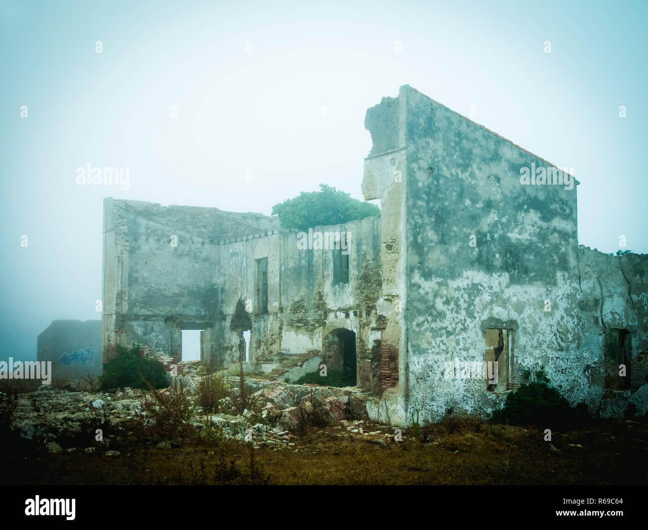 Ruine d'une maison abandonnée dans le brouillard Banque D'Images
