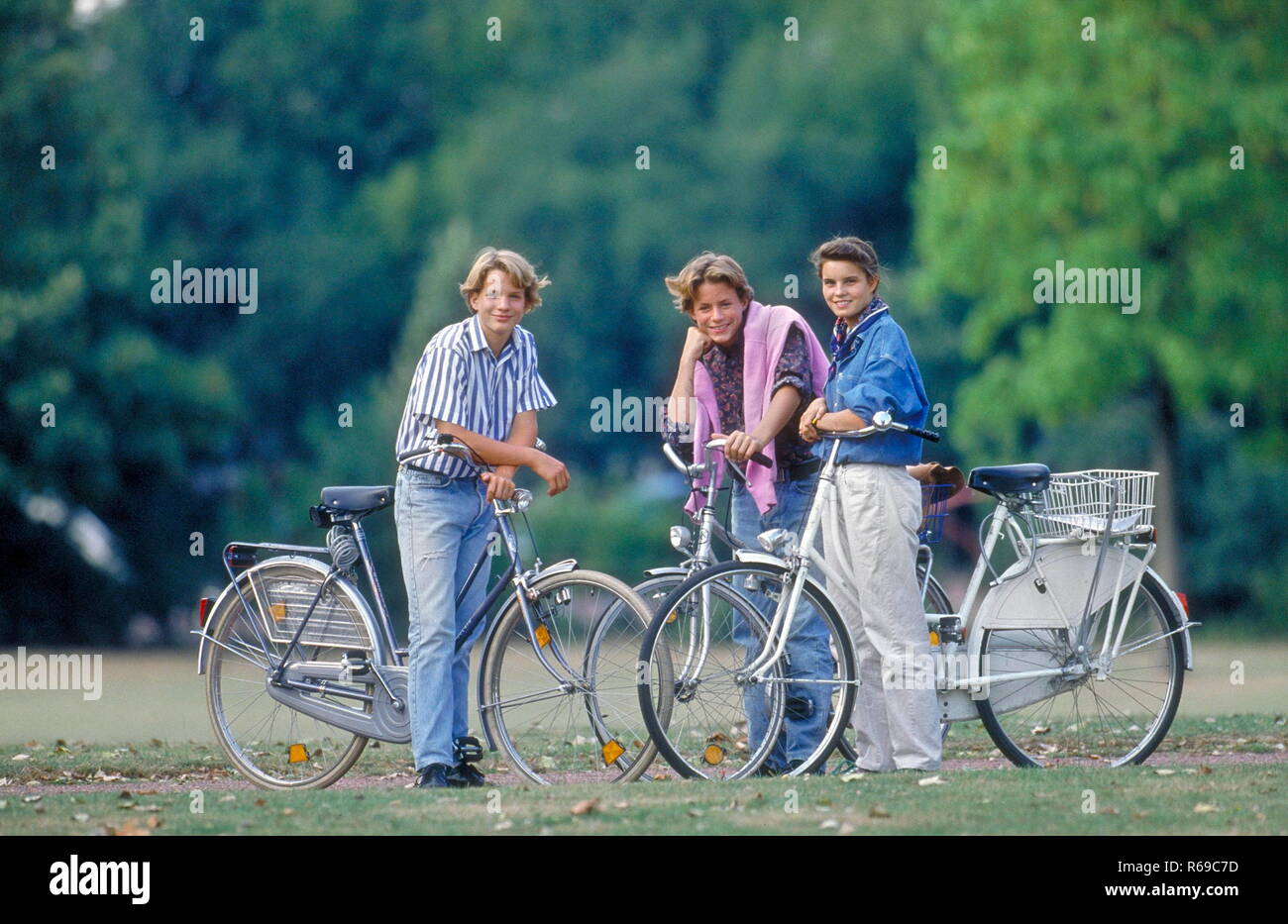 Parkszene, Gruppe von Jugendlichen 3 im Alter von 14-16 Jahren mit ihren Fahrraedern Banque D'Images