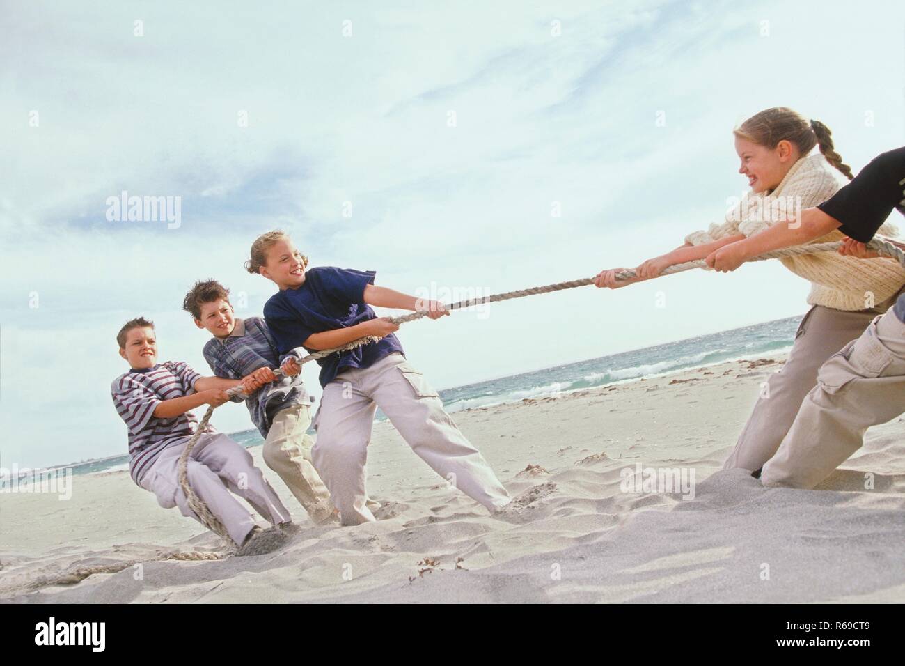 Strandszene Portrait Gruppe Von Kindern 5 2 Und 3 Maedchen Jungen Im Alter Von 10 Jahren Beim Tauziehen 12 Im Sand Photo Stock Alamy