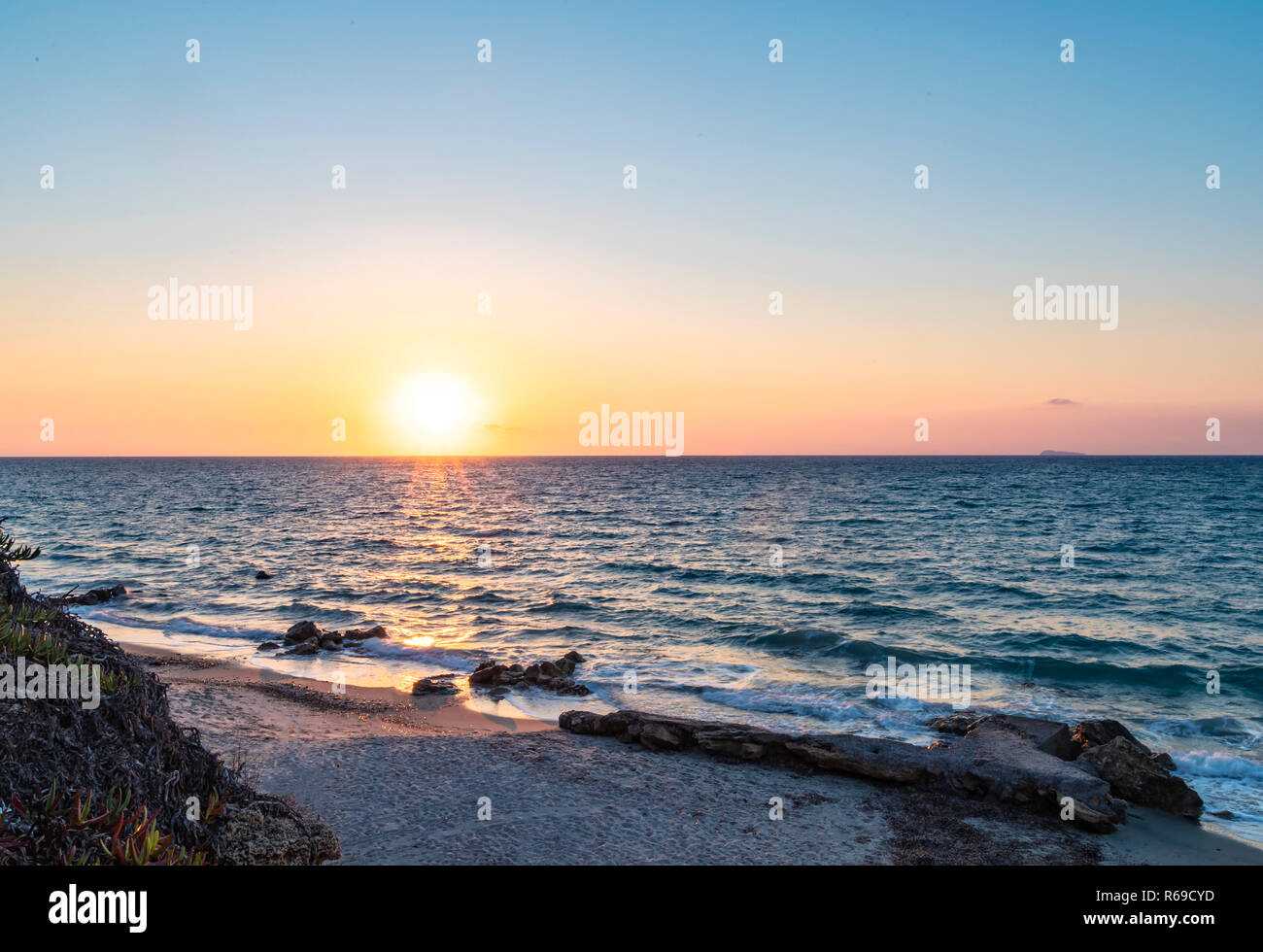 Vue paysage d'un coucher de soleil sur la mer Méditerranée sur une île grecque. Banque D'Images