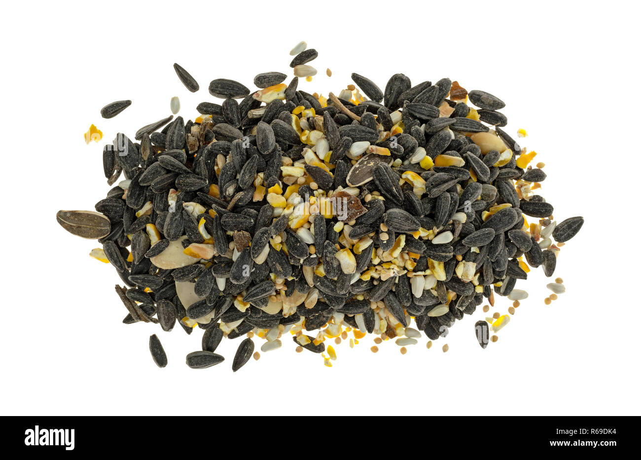 Vue de dessus d'un tas de nourriture pour oiseaux sauvages avec un assortiment de graines et arachides isolé sur un fond blanc. Banque D'Images