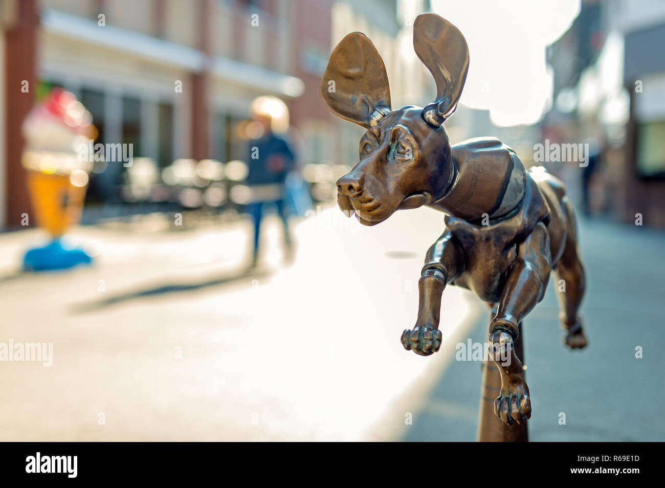 Un chien en bronze comme figure de la Fontaine Photo Stock - Alamy