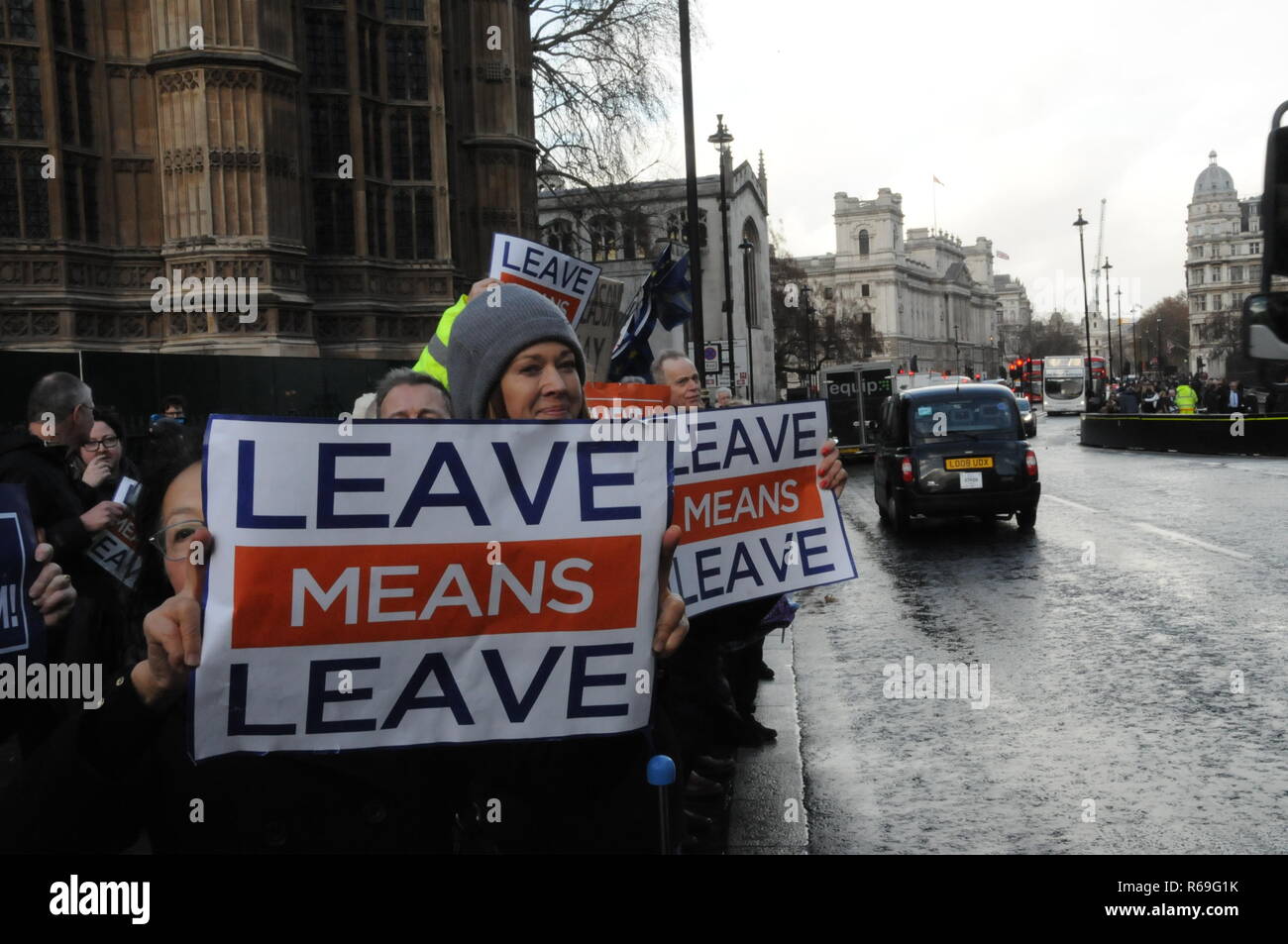 Quitter signifie laisser protester devant le Parlement britannique. Banque D'Images