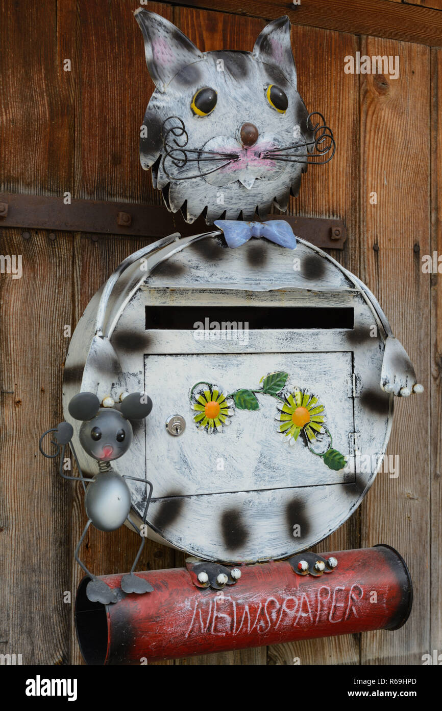 Boîte aux lettres dans la conception créative du chat et de la souris avec  rouleau Journal Photo Stock - Alamy